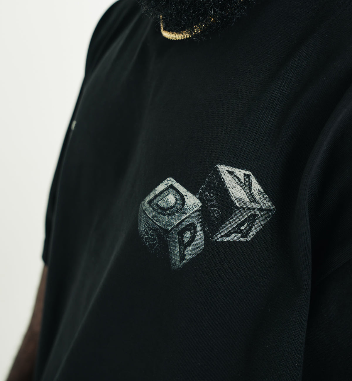 CAMISETA NEGRA DADOS ‘DYPA’